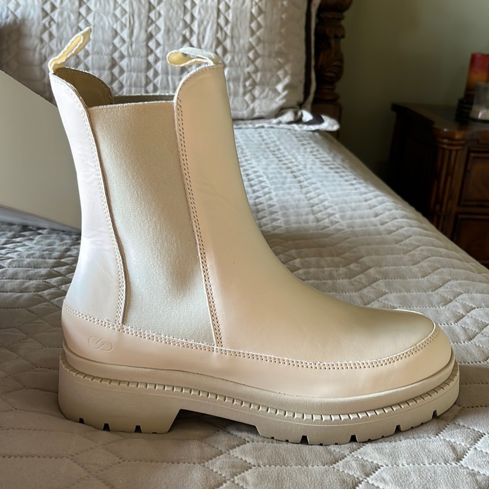 Super cute boots brand new cream!